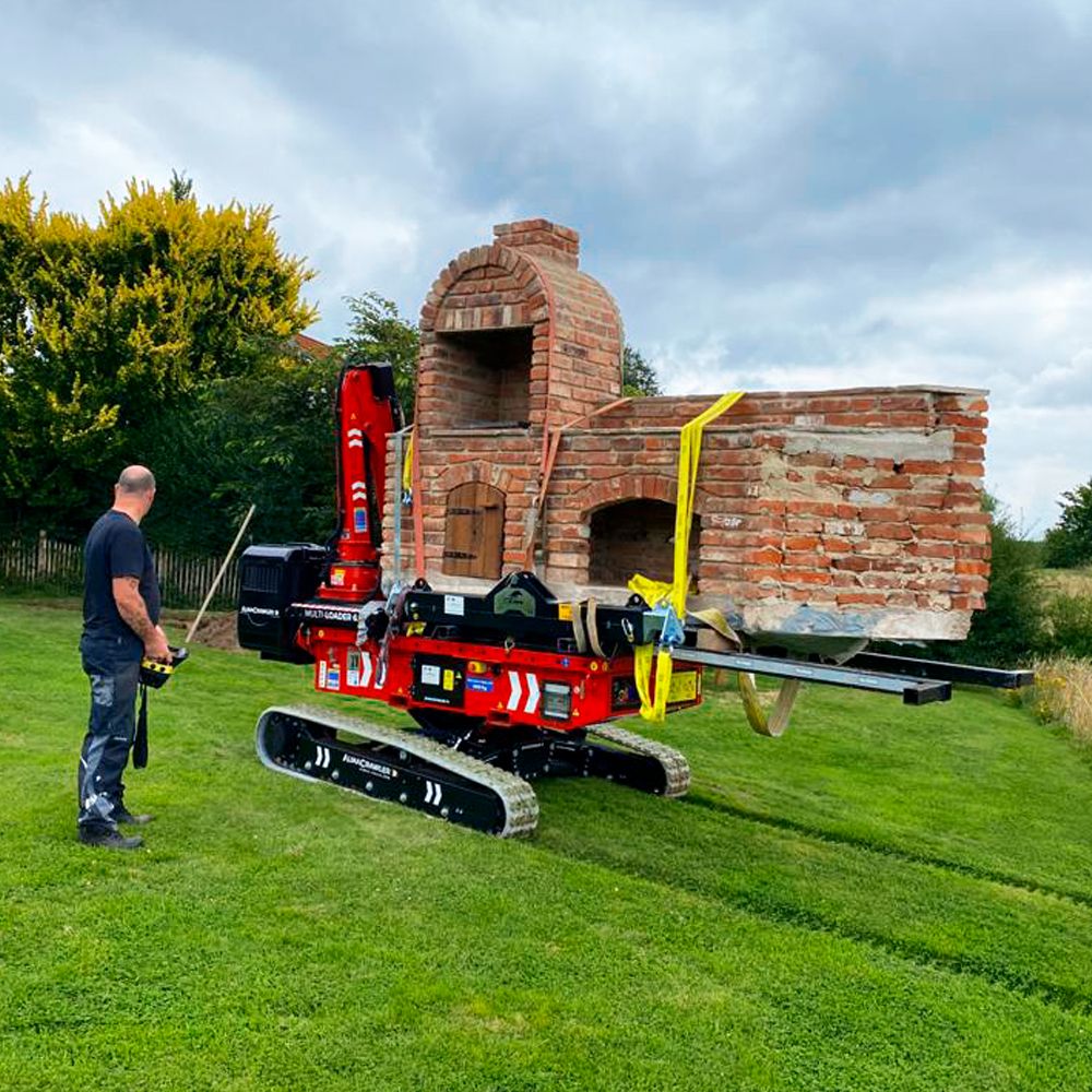 Tela-alustainen kuljetin Alma Crawler Multi-Loader 6.0 BL soveltuu käytettäväksi myös nurmialueilla.