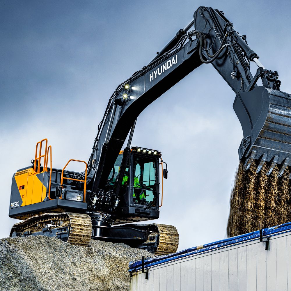 Telakaivinkone Hyundai HX 260 kuormaa soraa lavalle