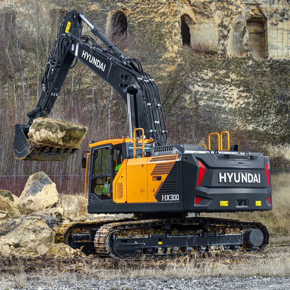Telakaivinkone Hyundai HX 300 siirtää lohkareita