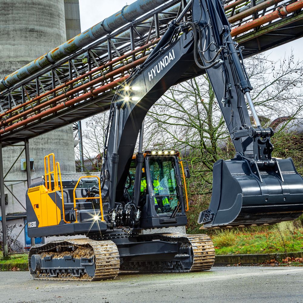 Telakaivinkone Hyundai HX 300 parkissa teollisuusalueella