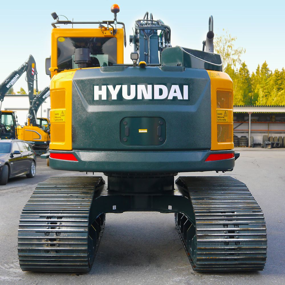 Telakaivinkone Hyundai HX 145 ALCR HW "metsämalli" kuvattuna takaa