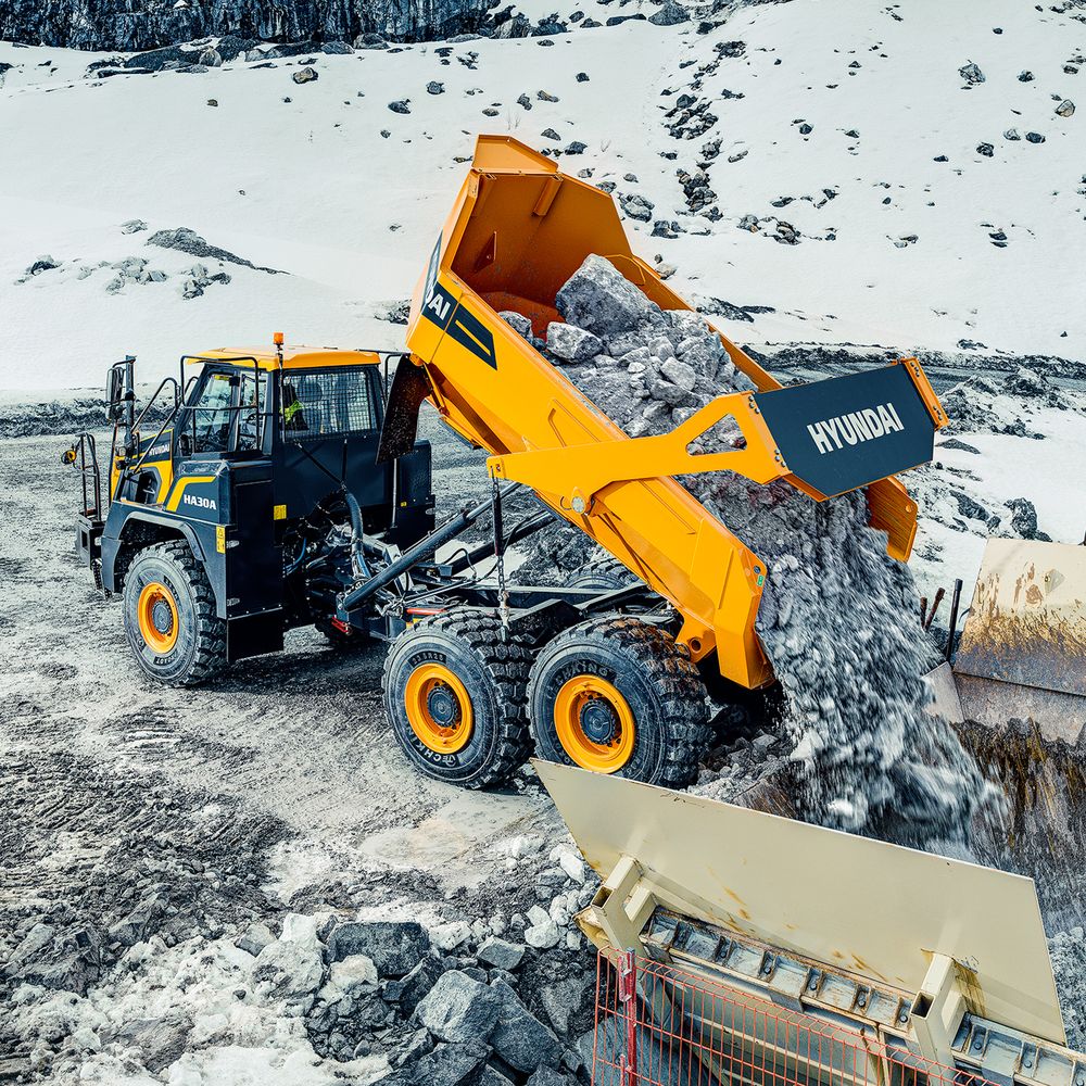 Dumpperi Hyundai HA 30 A tyhjentää kuormaa