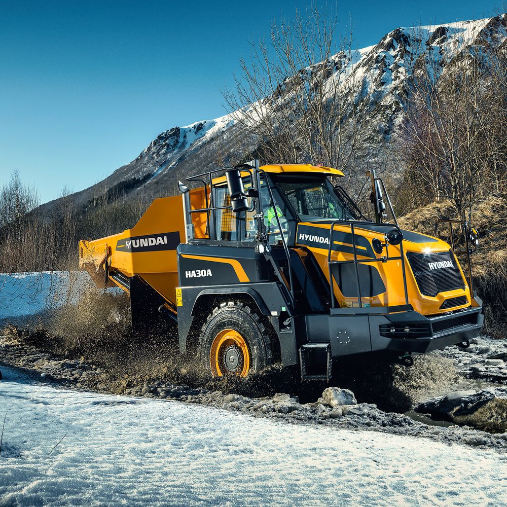 Dumpperi Hyundai HA 30 A etenee syvässä mudassa