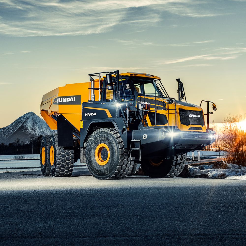 Dumpperi Hyundai HA 45 A auringonlaskussa