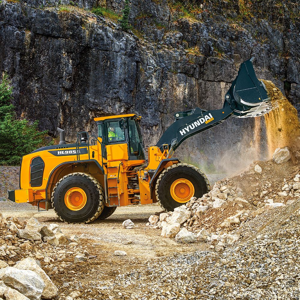 Pyöräkuormaaja Hyundai HL 985 A nostaa soraa kaivannolla