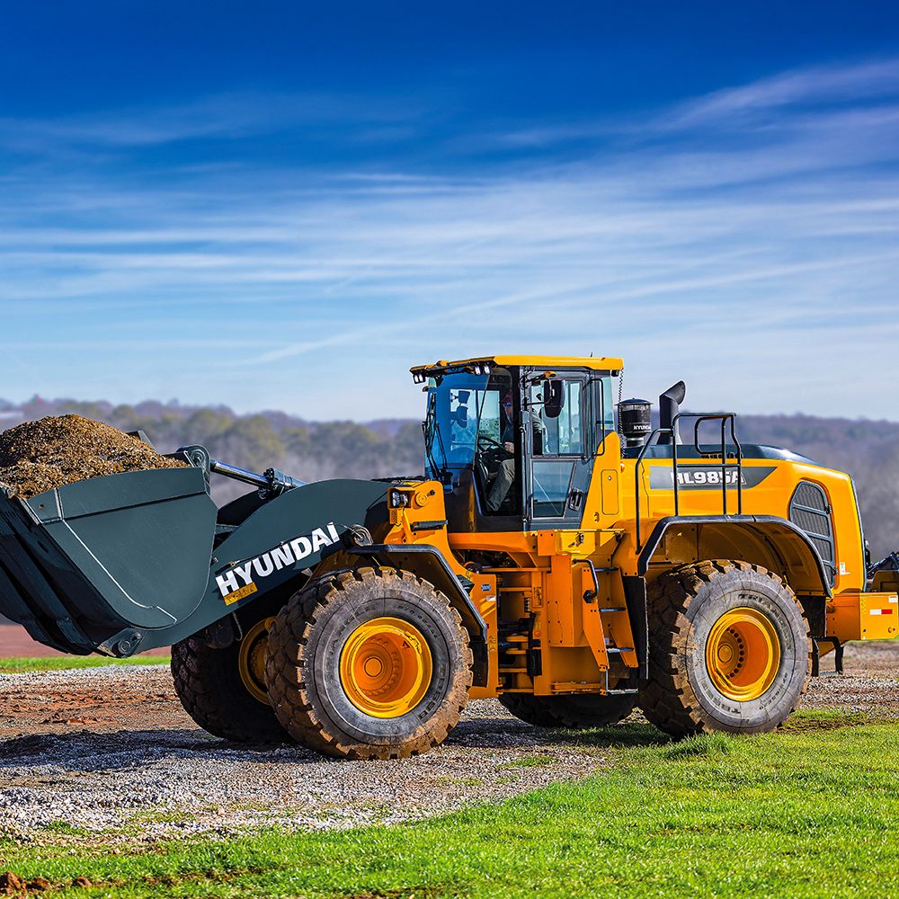 Pyöräkuormaaja Hyundai HL 985 A kauha täynnä soraa