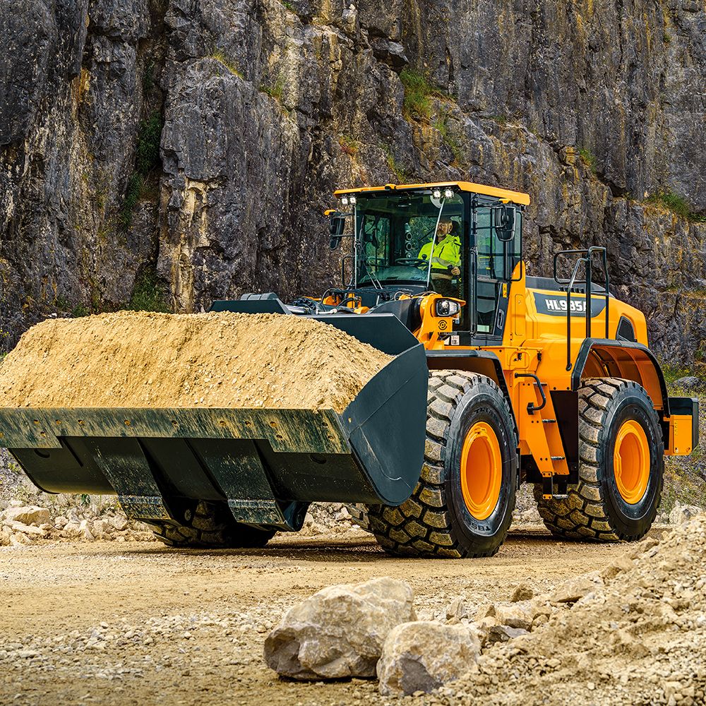 Pyöräkuormaaja Hyundai HL 985 A maansiirtohommissa