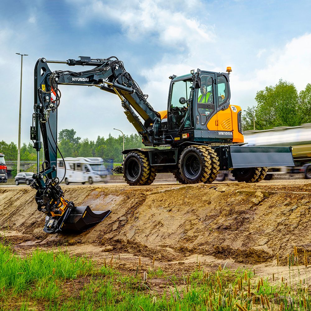 Pyöräkaivinkone Hyundai HW 100 A tasoittaa ojavallia