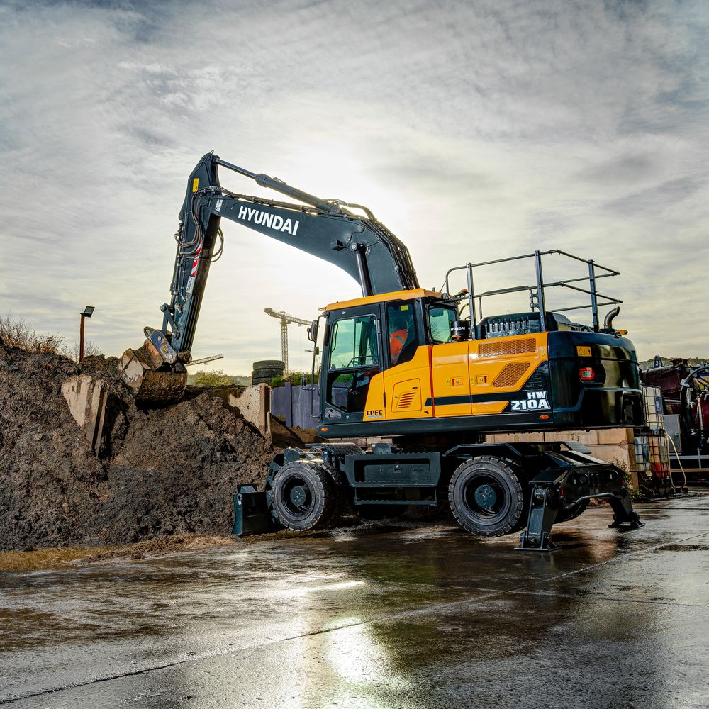 Pyöräkaivinkone Hyundai HW 210 A kaivaa maata isolla kauhalla