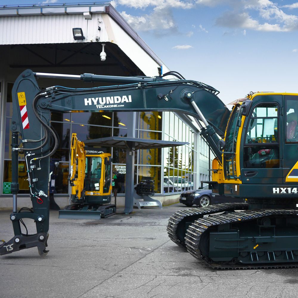 Telakaivinkone Hyundai HX 145 ALCR HW "metsämalli" kuvattuna sivulta
