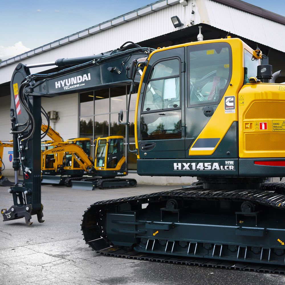 Telakaivinkone Hyundai HX 145 ALCR HW "metsämalli" kuvattuna takaviistosta