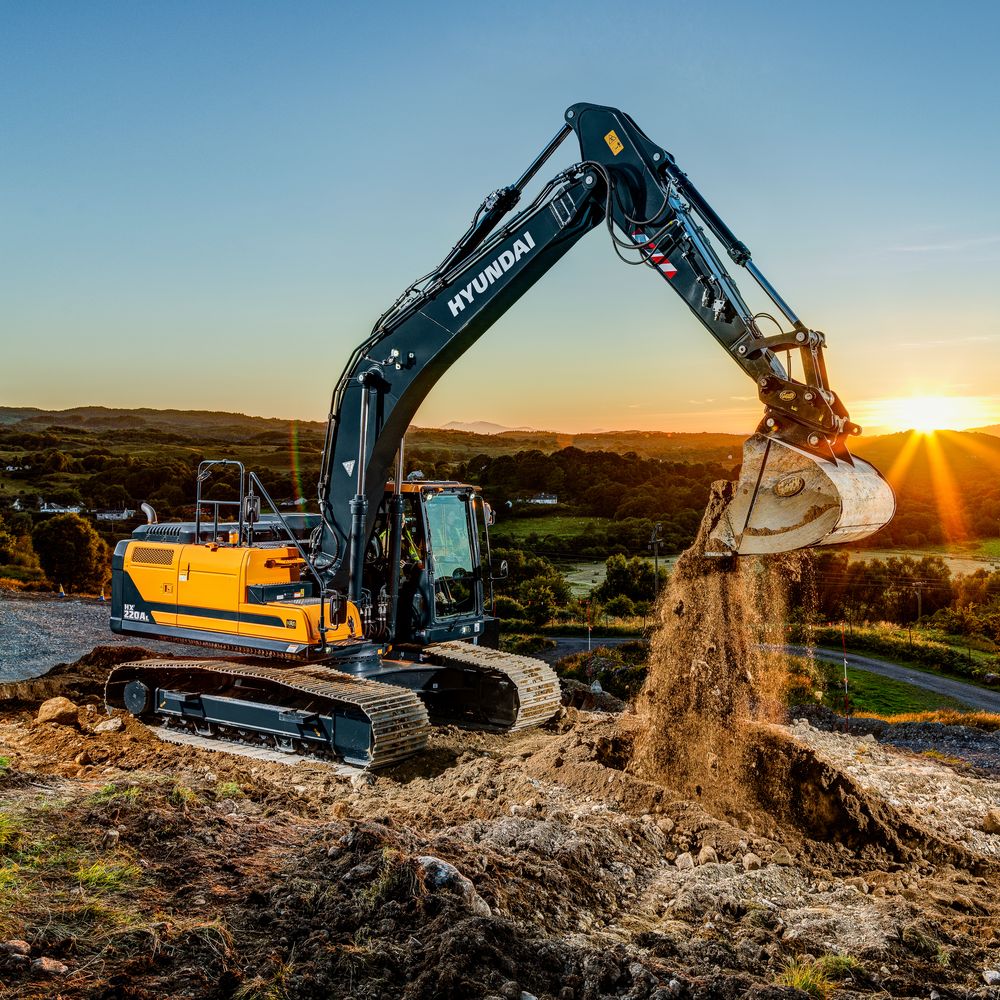 Telakaivinkone Hyundai HX 220 AL korkealla mäen laella