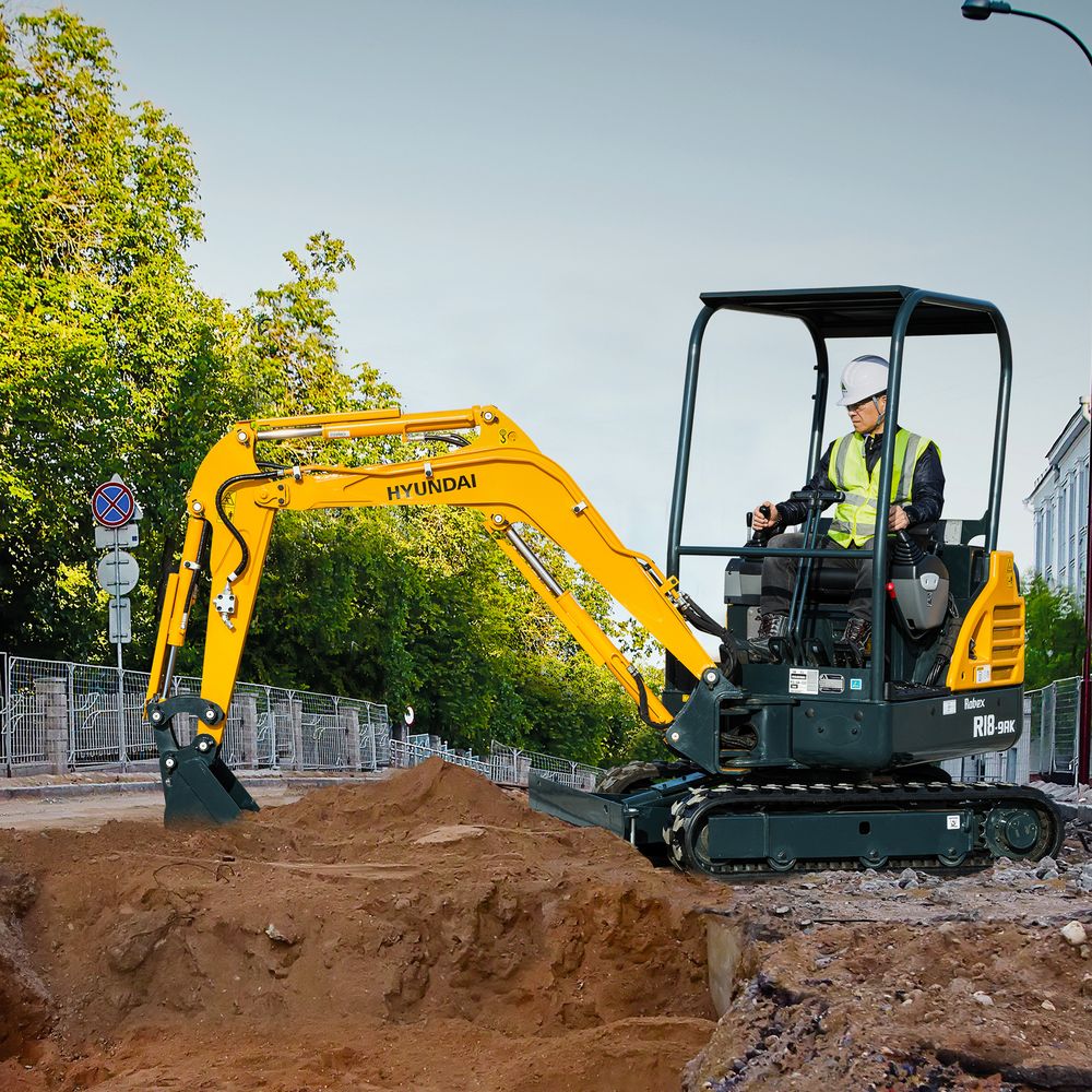 Minikaivinkone Hyundai R 18-9 AK kaivaa hiekkaa tietyömaalla