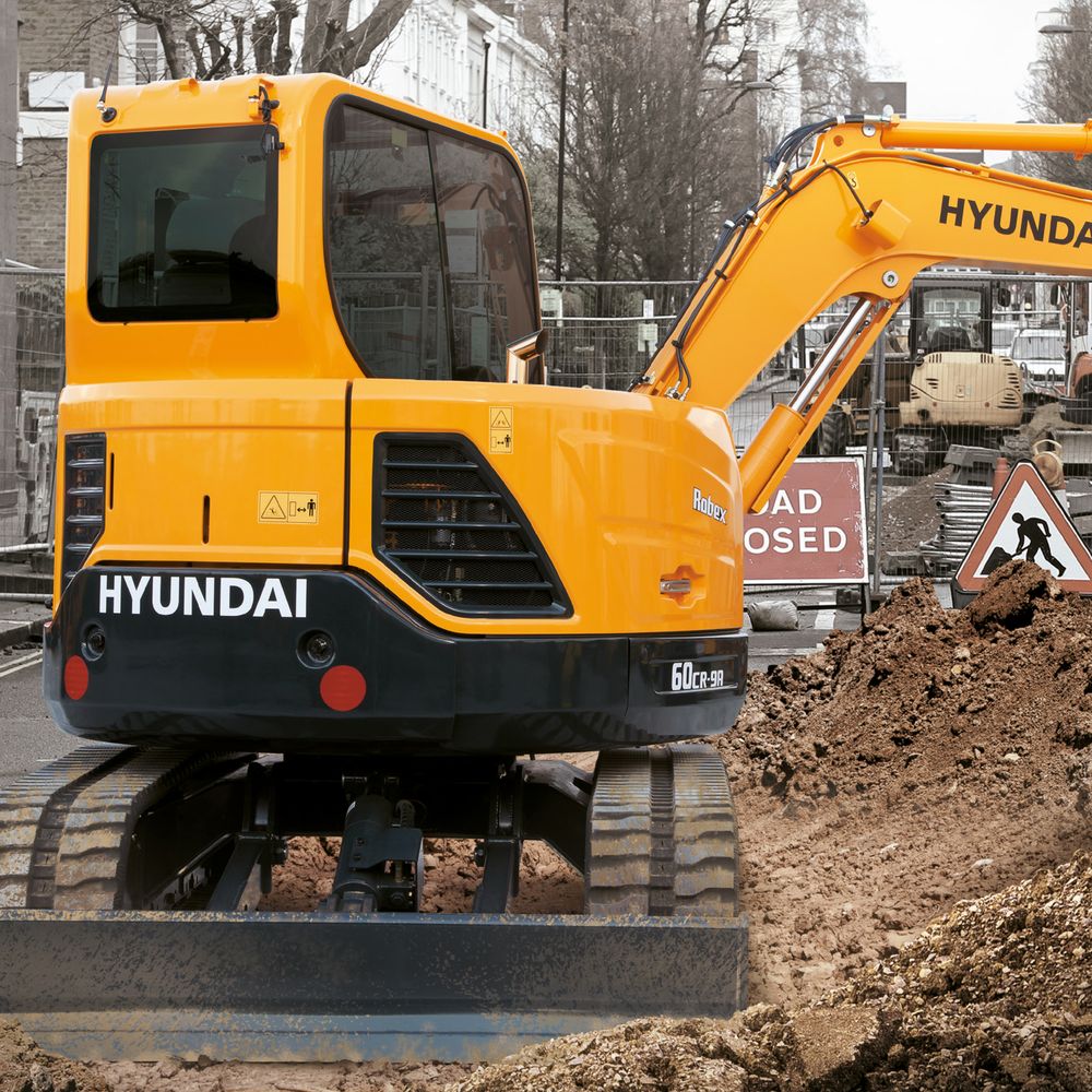 Minikaivinkone Hyundai R 60 CR-9A kaivaa maata tietyömaalla