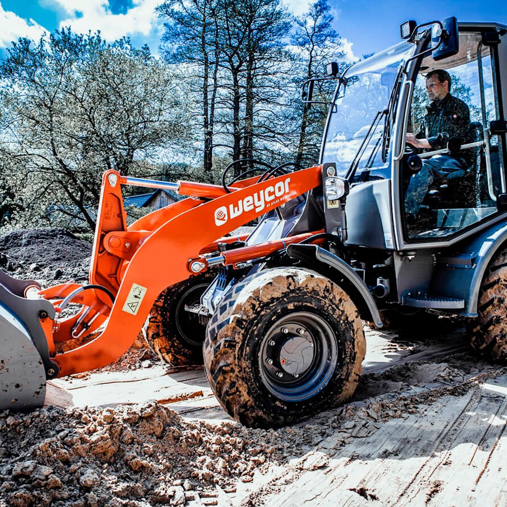 Pyöräkuormaaja Weycor AR400 puskee hiekkaa kasaan