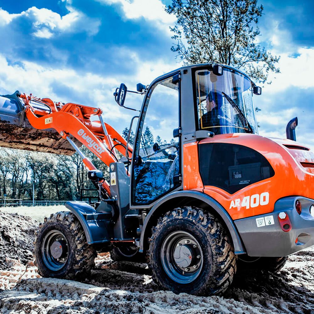 Pyöräkuormaaja Weycor AR400  nostaa hiekkaa kasaan