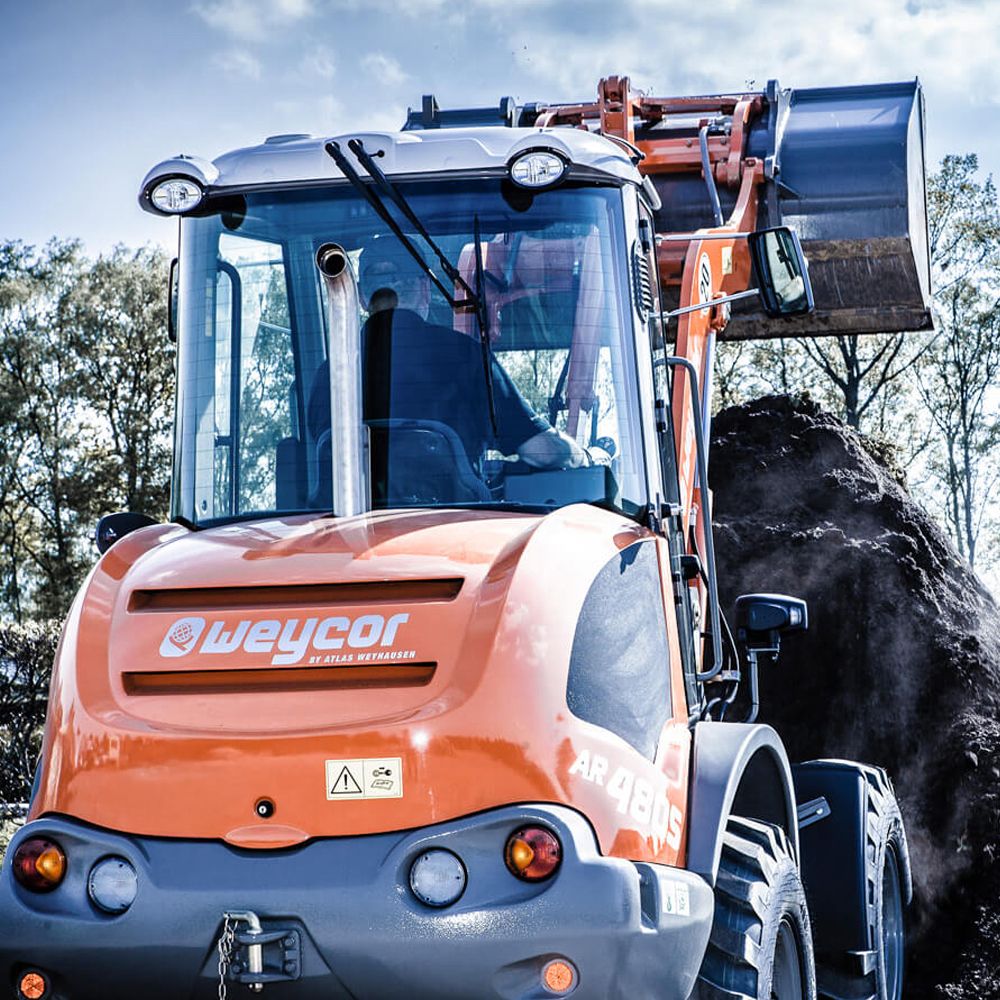 Pyöräkuormaaja Weycor AR480S kuvattuna takaa