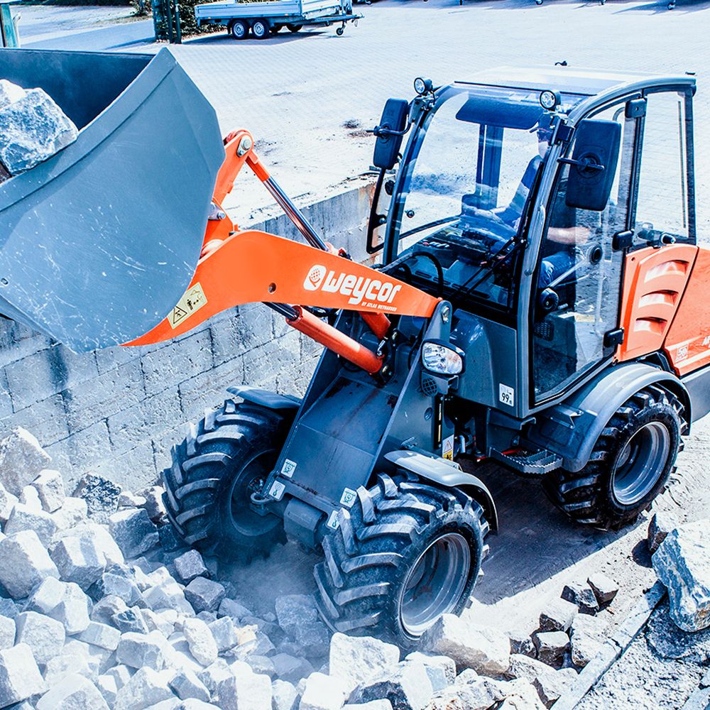 Pyöräkuormaaja Weycor AR380 nostaa kiviä